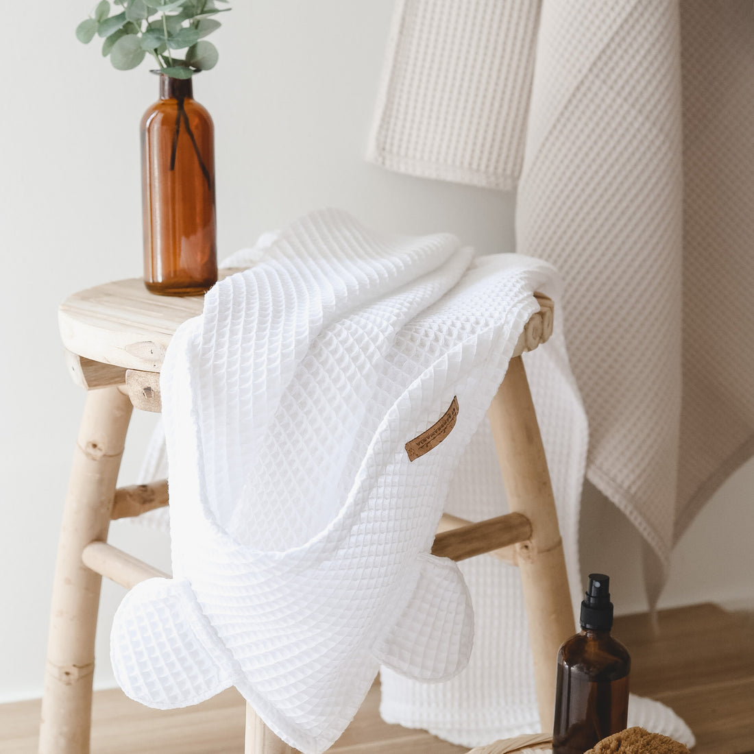 Badis – en babybadhandduk med huva och björnöron